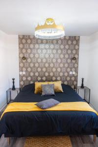 塞莱斯塔Appartement de la noblesse - designed by C.M的一间卧室配有一张带蓝色棉被的床