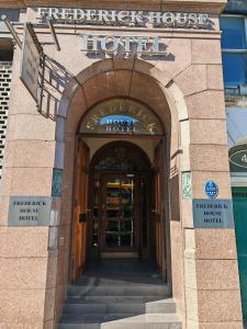 爱丁堡弗雷德里克大楼酒店的大门打开的酒店入口