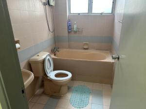 武吉丁宜Bukit Tinggi 1 Hati guesthouse的浴室配有卫生间、浴缸和水槽。