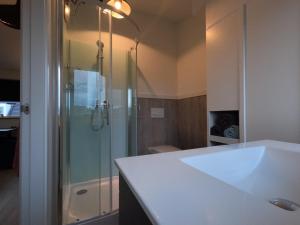 Sint PancrasPancras Penthouspitality的带淋浴和白色盥洗盆的浴室