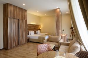 埃里温Nacho by Stellar Hotels, Yerevan的酒店客房带一张床和一间卧室