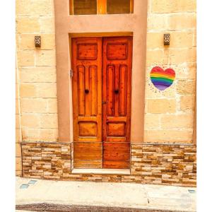 森格莱阿Azure Apartment的一座带彩虹的建筑的木门