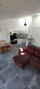 圣保罗德费努耶Maison de village avec une pièce de vie lumineuse的带沙发的客厅和厨房