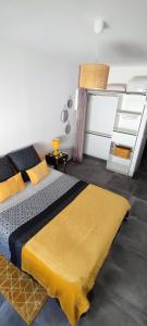 圣保罗德费努耶Maison de village avec une pièce de vie lumineuse的一间卧室配有一张黄色毯子床