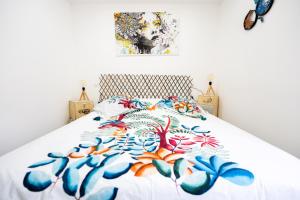 塞莱斯塔Appartement des Sorcieres - Witches Apartment的一间卧室配有一张带花卉床罩的床