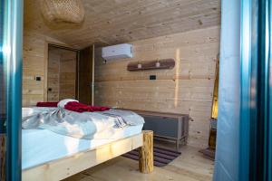 乌尔齐尼Villa Tramonto D'Oro的一间卧室设有一张床和木墙