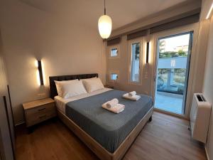 哈尔基斯Elia Luxury Residence的一间卧室配有一张床,上面有两条毛巾