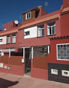 圣伊西德罗Kiki vivienda Bed & breakfast的前面有门的红色建筑