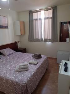 圣伊西德罗Kiki vivienda Bed & breakfast的一间卧室配有一张床,上面有两条毛巾