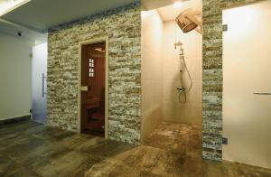 埃里温Nacho by Stellar Hotels, Yerevan的一间石墙和淋浴的浴室