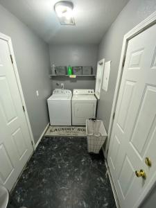 塔尔萨Xscapecation Oasis的洗衣房配有洗衣机和烘干机