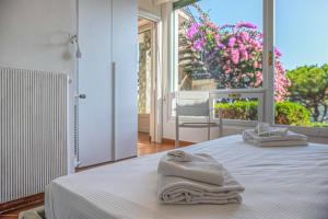 圣玛格丽塔-利古雷Villa Orchidea by PortofinoHomes的一间卧室配有一张床,上面有两条毛巾
