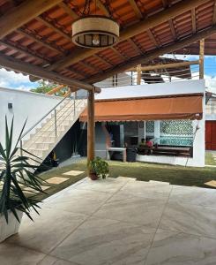 圣若泽-迪里巴马尔Cantinho da Praia do Meio的房屋内带遮阳篷和楼梯的户外庭院