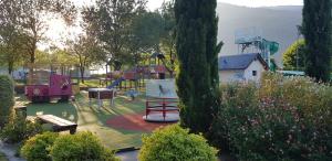 阿戈斯维达洛斯Camping La Châtaigneraie的一个带游乐场的公园,配有游戏设备