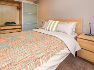 康福斯Palm Court的一间卧室配有一张大床和色彩缤纷的毯子