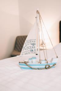 沃尔特湖畔佩莎赫Rooms 73 - Helga Bartos的一只玩具船坐在床上
