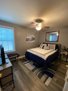 塔尔萨Xscapecation Oasis的一间卧室配有一张床和吊扇
