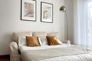 米兰Amazing Flat with Terrace的卧室内的一张带两个枕头的床