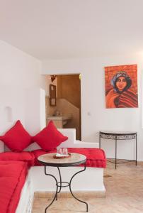 索维拉拉卡萨德尔马旅馆的客厅配有红色的沙发和桌子