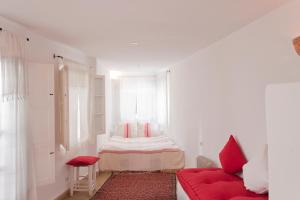 索维拉拉卡萨德尔马旅馆的白色的客房设有红色的沙发和窗户