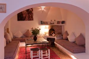 索维拉拉卡萨德尔马旅馆的带沙发和壁炉的客厅