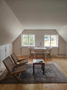 BallenKøbmandsgården的阁楼客厅配有桌椅