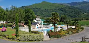 阿戈斯维达洛斯Camping La Châtaigneraie的享有带游泳池的度假村的空中景致