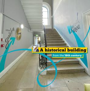 都柏林Leevin Hostel George的一座世纪的历史建筑,位于走廊上,设有楼梯