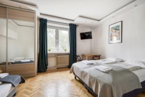 华沙Labo Apartment Ogrodowa的一间卧室设有两张床和窗户。