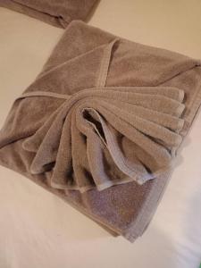 董里Kipbox Hotel Trang的一张桌子上边的棕色毛巾
