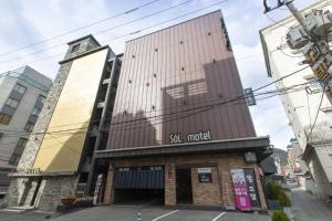 釜山SoL Hotel的街道中间的一座建筑