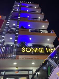 Ðộng HỏiSonne Hotel Quang Binh的一座建筑,上面标有标牌,上面写着一些酒店