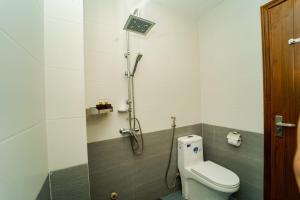 Ðộng HỏiSonne Hotel Quang Binh的一间带卫生间和淋浴的浴室