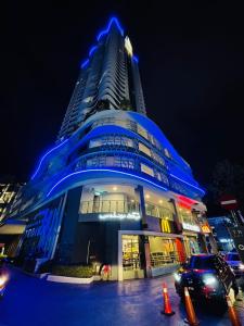哥打巴鲁Diamond@Troika的一座大型建筑,上面有蓝色的灯光