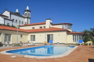 圣克鲁什达什弗洛里什Casa da Fazenda的一座房子前面设有游泳池