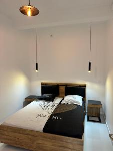 皮特尔角城Cyrus appartements的一间卧室配有一张大床和木制床头板