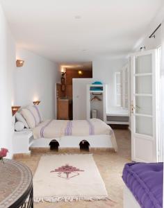 索维拉拉卡萨德尔马旅馆的一间卧室配有一张大床和一张桌子