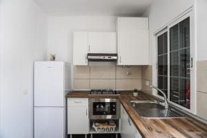 拉拉古纳Cozy Apartment in La Laguna的白色的厨房配有水槽和冰箱