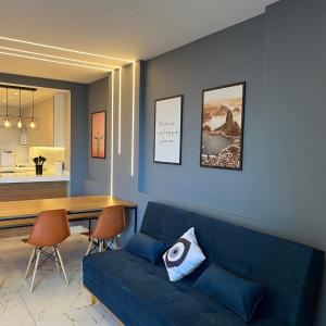 尼泰罗伊Apartamento Vista.Rio的客厅配有蓝色的沙发和桌子