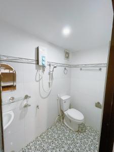 头顿Thùng Thép Homestay的带淋浴、卫生间和盥洗盆的浴室