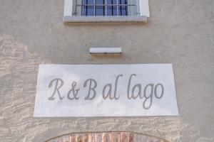 多马索R&B al lago的读书里尔·拉巴尼亚的建筑物的一侧的标志