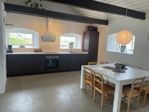 斯塔德Lilla Stenhuset的厨房以及带桌椅的用餐室。
