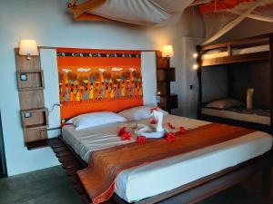 圣玛丽里贝塔利亚酒店的一间卧室配有一张红色鲜花的大床