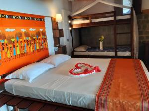 圣玛丽里贝塔利亚酒店的一间卧室配有一张带橙色床头板的大床