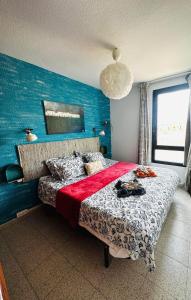 科斯塔德安提瓜Apartamento BLUE OCEAN Complex Amaya Fuerteventura的一间卧室配有一张蓝色墙壁的床