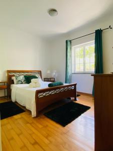 圣克鲁什达什弗洛里什Casa da Fazenda的一间卧室设有一张床和一个大窗户