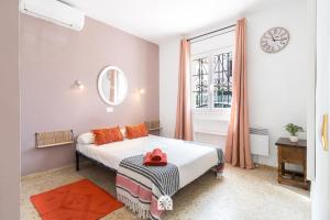 维拉福林Mediterranean Way - El Patio的一间卧室配有一张床和一个带时钟的窗户