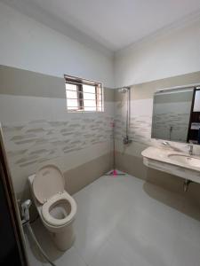 伊斯兰堡DHA 2 Islamabad的一间带卫生间和水槽的浴室