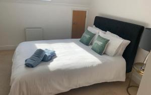 阿德尔斯通Addlestone - Large Stunning 2 bed room Apartment的一张带两个蓝色枕头的大白色床