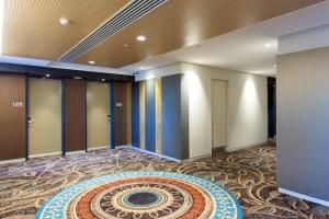 布里斯班卡拉姆维尔套房和会议中心酒店的大堂的地板上铺着大地毯
